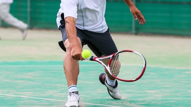 ボレー編 滑るボレーを打つための2つのポイント 構えや足の運び グリップや練習法についても テニス上達法 初心者のためのテニスまとめ